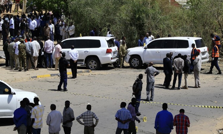 Hiện trường vụ ám sát hụt Thủ tướng Hamdok hôm 9/3. Ảnh: AFP.
