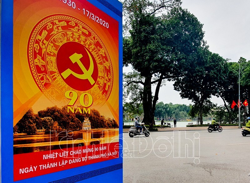 Pano được trang trí chào mừng Kỷ niệm 90 năm Ngày thành lập Đảng bộ TP tại khu vực Hồ Gươm. (ảnh: Kinh tế đô thị).