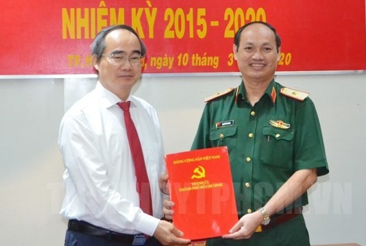 Bí thư Thành ủy, Bí thư Đảng ủy Quân sự TP.HCM Nguyễn Thiện Nhân trao quyết định cho Thiếu tướng Nguyễn Văn Nam.