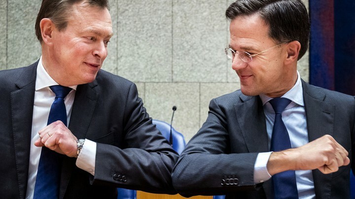 Thủ tướng Hà Lan Mark Rutte (phải) cụng khuỷu tay chào hỏi với Bộ trưởng chăm sóc y tế Bruno Bruins giữa bối cảnh dịch bệnh, vào ngày 10/3. Ảnh: Theatlantic.