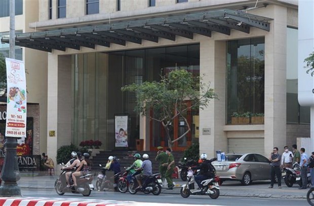 Lực lựơng chức năng tiến hành phong tỏa khách sạn Vanda (đường Nguyễn Văn Linh, quận Hải Châu, thành phố Đà Nẵng) nơi 2 du khách người Anh nhiễm virus SARS-CoV-2 lưu trú. (Ảnh: Văn Dũng/TTXVN).