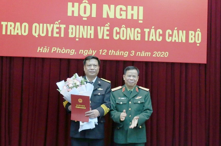 Thiếu tướng Tạ Quang Khải trao quyết định bổ nhiệm tân Viện trưởng Viện Kiểm sát Quân sự Quân chủng Hải quân.