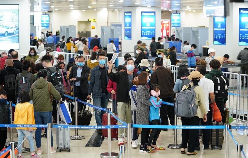 Hành khách làm thủ tục chuyến bay tại sân bay Nội Bài. (Ảnh: CTV/Vietnam+).