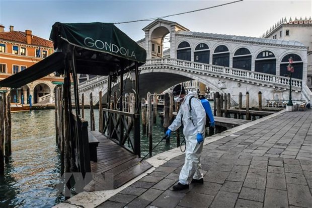 Phun khử trùng nhằm ngăn chặn sự lây lan của dịch COVID-19 tại Venice, Italy. (Ảnh: AFP/TTXVN).