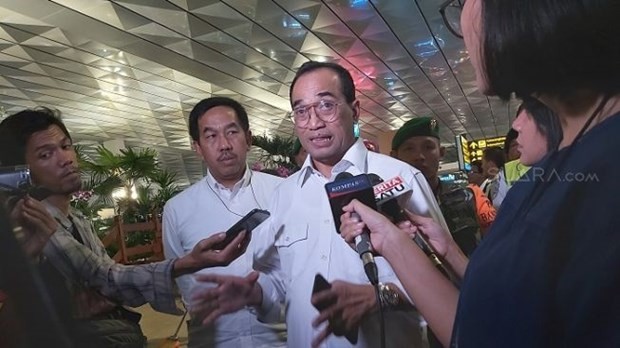 Bộ trưởng Giao thông Karya Sumadi trả lời phỏng vấn ở sân bay Soetta, Tangerang. (Nguồn: suara.com).