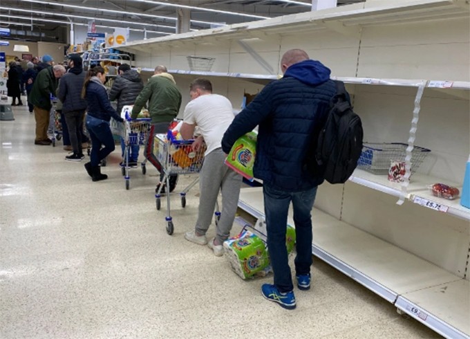 Người Anh 'càn quét' siêu thị