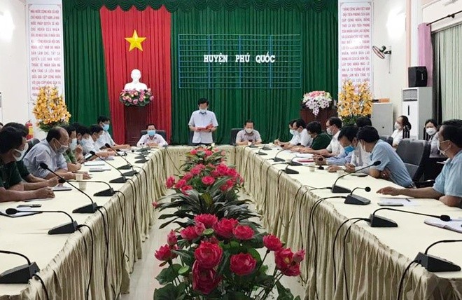 Ban chỉ đạo phòng, chống Covid-19 tỉnh Kiên Giang làm việc với huyện Phú Quốc đến tận khuya 15/3.