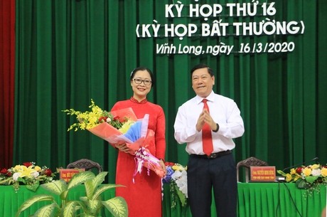 Bí thư Tỉnh ủy Vĩnh Long Trần Văn Rón chúc mừng đồng chí Nguyễn Thị Quyên Thanh.