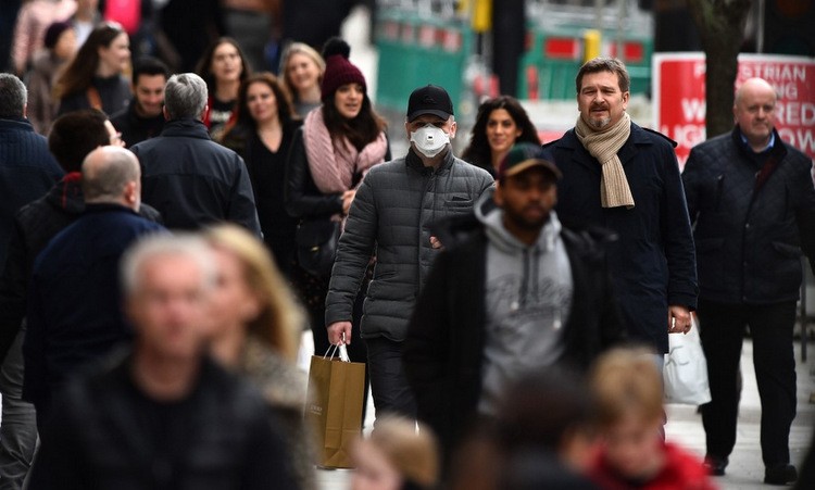 Người dân trên đường phố trung tâm London hôm 14/3. Ảnh: AFP.