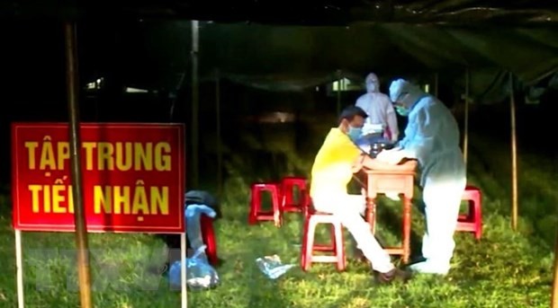 Ông T.Q.H ở xã Quảng Châu, huyện Quảng Trạch, Quảng Bình được kiểm tra y tế và cách ly tập trung sau khi tiếp xúc gần với bệnh nhân Covid-19 số 51. (Ảnh: Võ Dung/TTXVN).