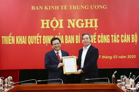 Đồng chí Nguyễn Văn Bình trao quyết định và chúc mừng đồng chí Nguyễn Đức Hiển.