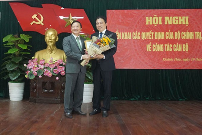 Đồng chí Nguyễn Khắc Định trao quyết định và chúc mừng đồng chí Nguyễn Khắc Toàn.