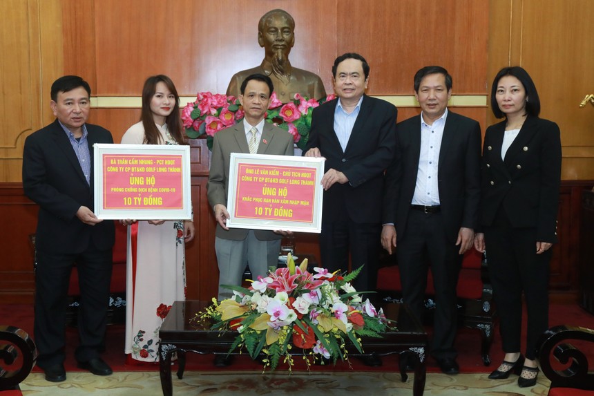 Vợ chồng doanh nhân Lê Văn Kiểm ủng hộ 20 tỷ đồng phòng chống dịch Covid-19 và hạn mặn ở Đồng bằng sông Cửu Long