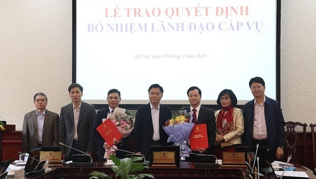 Bộ trưởng Bộ Tư pháp Lê Thành Long (giữa) trao quyết định cho các nhân sự mới được bổ nhiệm. Ảnh: Cổng TTĐT Bộ Tư pháp.