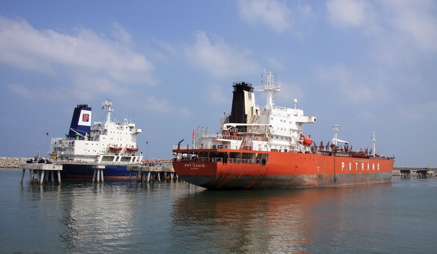 Hoạt động xuất bán xăng dầu tại cảng Nhà máy lọc dầu Dung Quất.