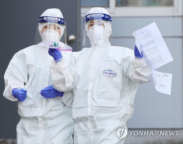 Nhân viên y tế tại bệnh viện Dongsan, Daegu, Hàn Quốc hôm 22/3 (Ảnh: Yonhap).