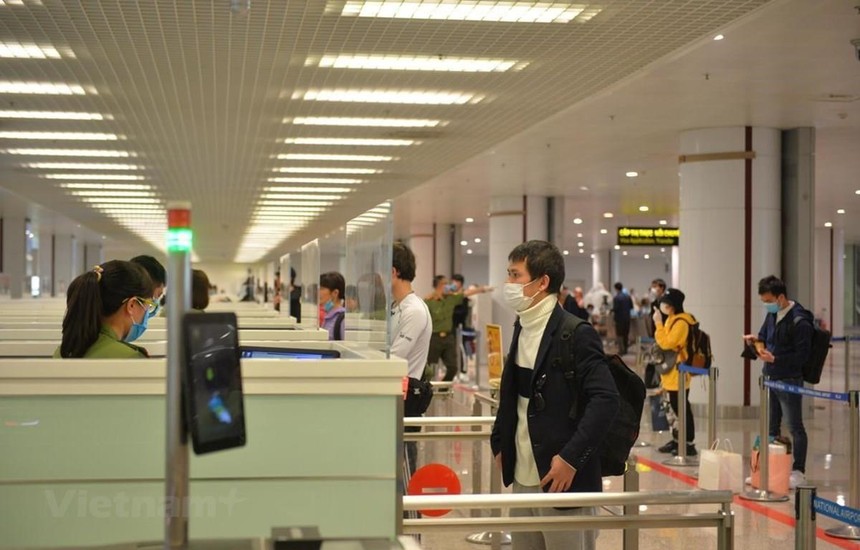 Hành khách làm thủ tục nhập cảnh tại sân bay Nội Bài. (Ảnh: Hoàng Anh/Vietnam+).