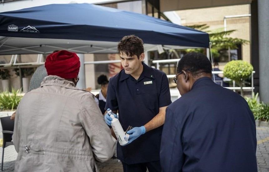 Khử trùng tay tại một cơ sở y tế tại thủ đô Pretoria, Nam Phi. (Ảnh: Trương Phi Hùng/TTXVN).