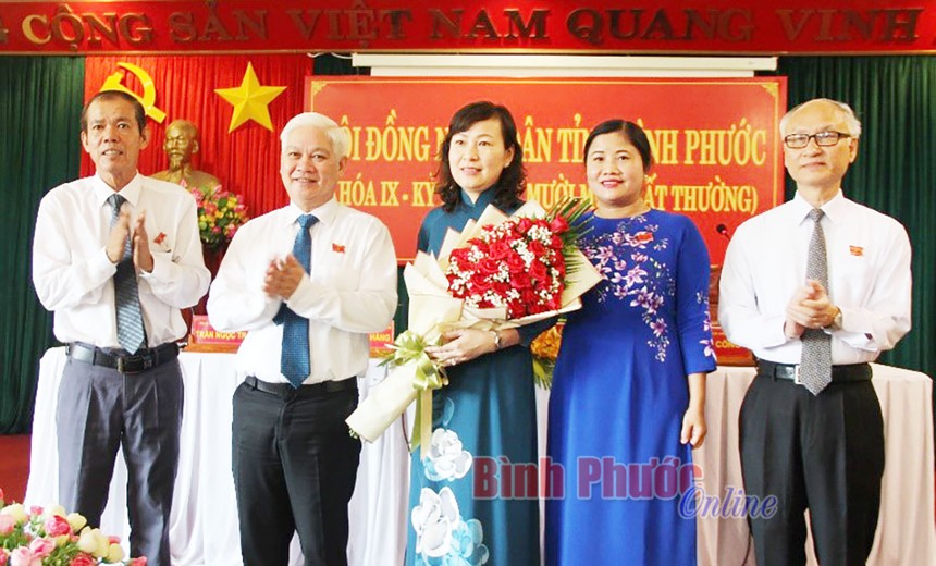 Lãnh đạo Tỉnh ủy, HĐND, UBND tỉnh Bình Phước chúc mừng đồng chí Huỳnh Thị Hằng.
