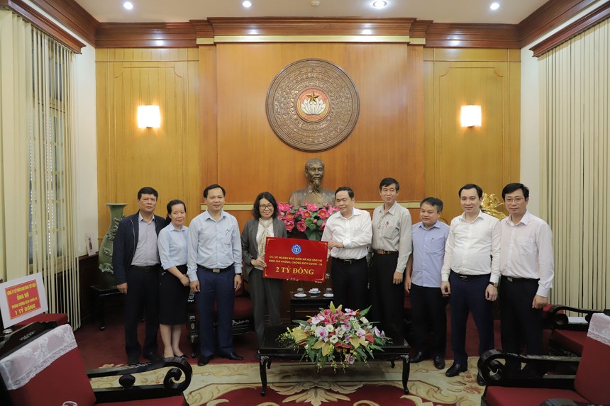 Thay mặt tập thể cán bộ công nhân viên, Thứ trưởng, Tổng Giám đốc BHXH Việt Nam Nguyễn Thị Minh đã trao 2 tỷ đồng ủng hộ phòng, chống dịch Covid-19. 