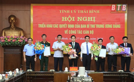 Lãnh đạo tỉnh Thái Bình trao quyết định và chúc mừng các cán bộ được Ban Bí thư Trung ương Đảng chuẩn y chức vụ mới.