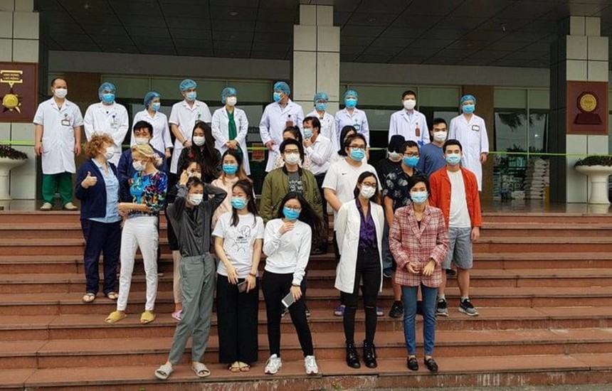 Niềm vui của 27 bệnh nhân khi được các bác sĩ chữa khỏi bệnh và ra viện ngày 30/3. (Ảnh: PV/Vietnam+).