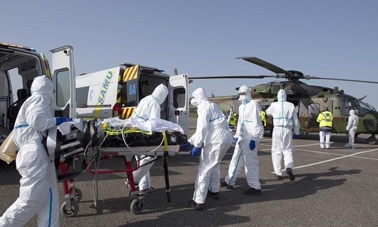 Nhân viên y tế di chuyển một bệnh nhân nhiễm nCoV ở Metz, phía đông nước Pháp, đến Essen, Đức, ngày 28/3.