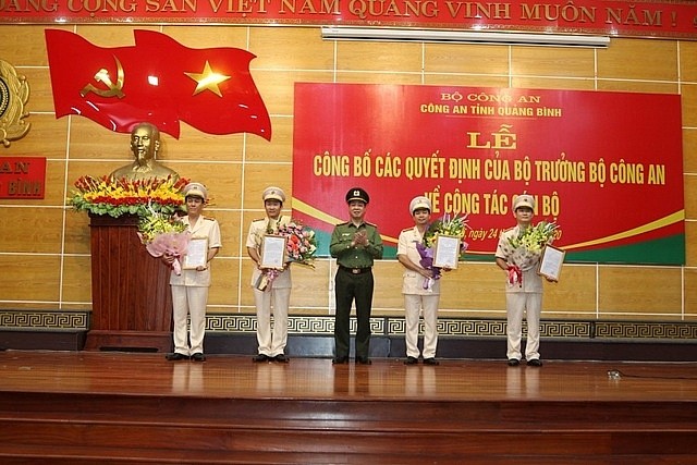 Đại tá Trần Hải Quân, Giám đốc Công an tỉnh Quảng Bình (giữa) trao Quyết định điều động, bổ nhiệm cho các cán bộ.