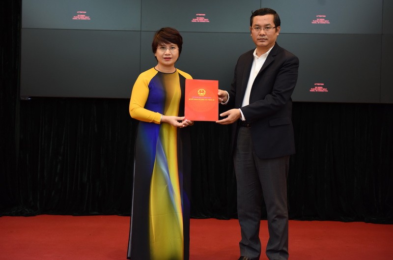 Thứ trưởng Nguyễn Văn Phúc trao quyết định của Bộ trưởng Bộ GD&ĐT giao quyền Vụ trưởng Vụ Giáo dục đại học cho bà Nguyễn Thu Thủy.