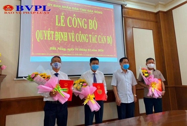 Phó Bí thư Tỉnh ủy, Chủ tịch UBND tỉnh Đắk Nông Nguyễn Bốn (thứ hai bên phải) trao quyết định và tặng hoa cho các cán bộ được điều động, bổ nhiệm.