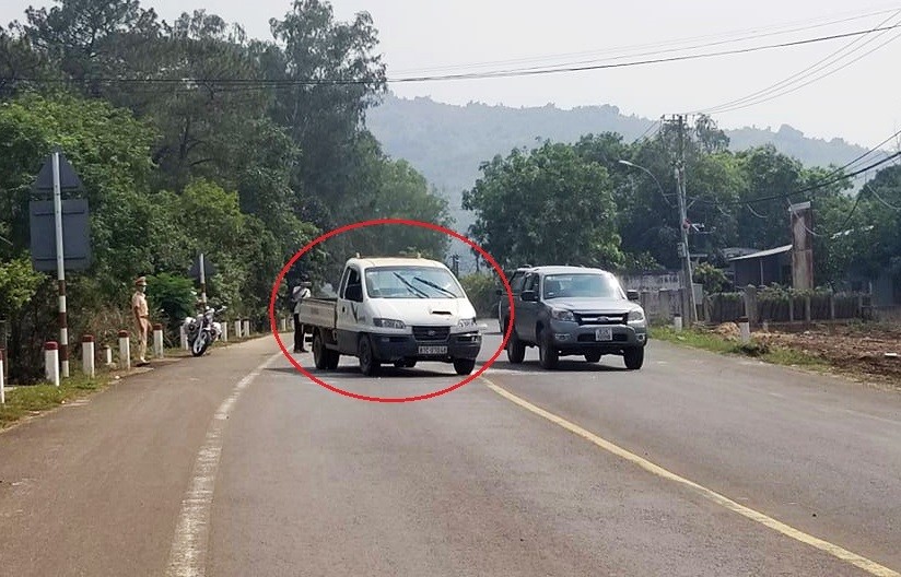 Bị cảnh sát chặn bắt, nam thanh niên đã bỏ lại ôtô bán tải (khoanh tròn đỏ) vừa cướp rồi chạy bộ vào rừng.