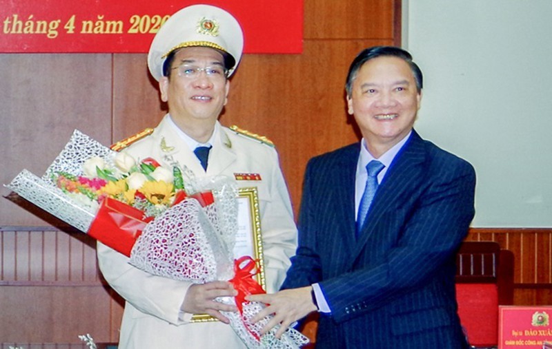Bí thư Tỉnh ủy Khánh Hòa Nguyễn Khắc Định chúc mừng tân Giám đốc Công an tỉnh Đào Xuân Lân.