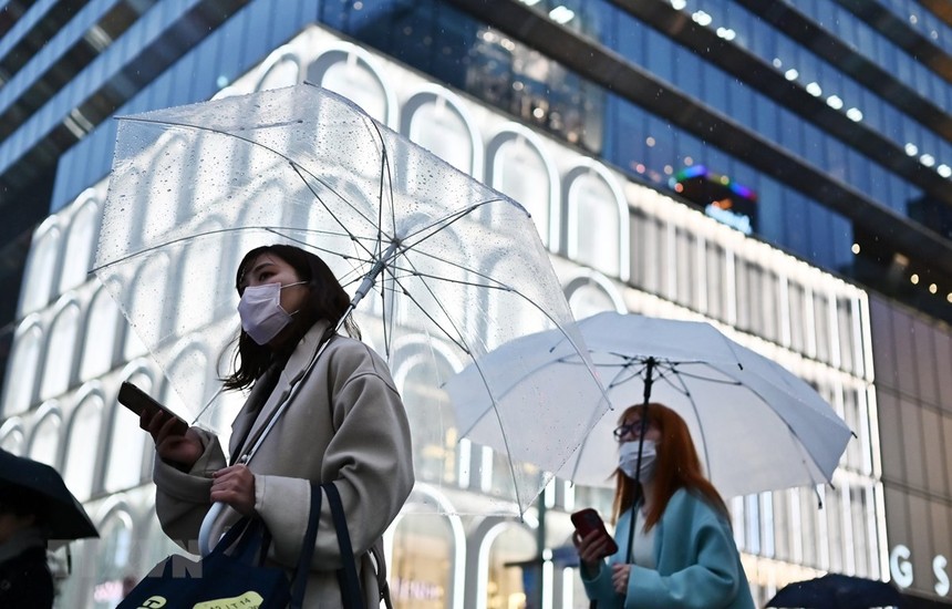 Người dân đeo khẩu trang để phòng tránh lây nhiễm COVID-19 tại Tokyo, Nhật Bản. (Ảnh: AFP/TTXVN).