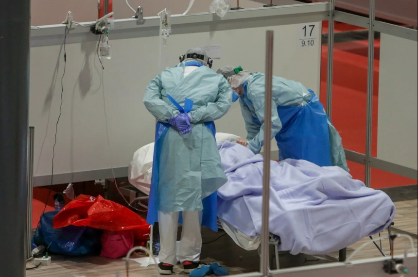 Nhân viên y tế thăm khám bệnh nhân tại bệnh viện dã chiến ở Madrid, Tây Ban Nha. (Ảnh: DPA).