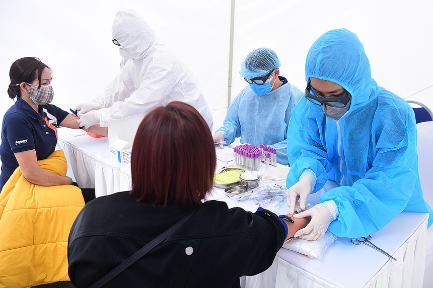 Nhân viên y tế lấy mẫu bệnh phẩm xét nghiệm nhanh sàng lọc nCoV ở Hà Nội.