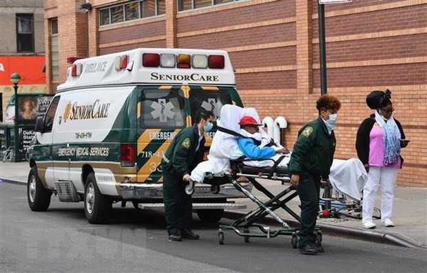 Nhân viên y tế chuyển bệnh nhân mắc COVID-19 từ xe cứu thương vào một bệnh viện ở New York, Mỹ ngày 2/4/2020. (Ảnh: AFP/TTXVN).