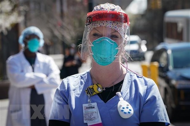 Nhân viên y tế đeo khẩu trang N95 và các thiết bị bảo hộ nhằm ngăn virus SARS-CoV-2 gây dịch COVID-19 tại New York, Mỹ ngày 1/4/2020. (Ảnh: AFP/TTXVN).