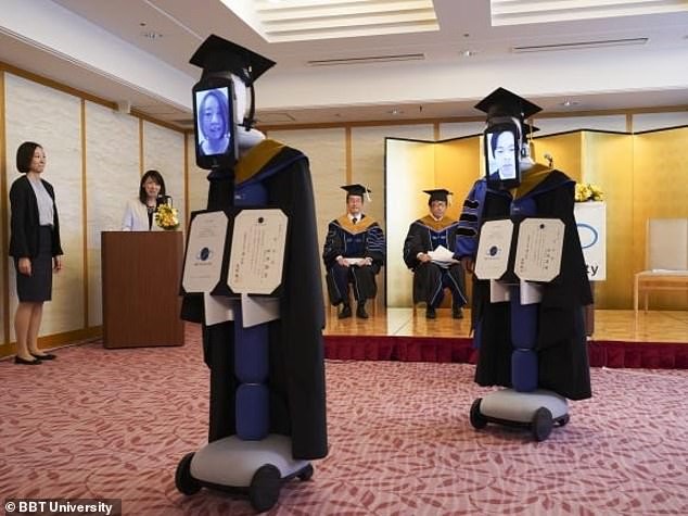 Các robot được mặc trang phục tốt nghiệp và gắn một chiếc máy tính bảng trên mặt.