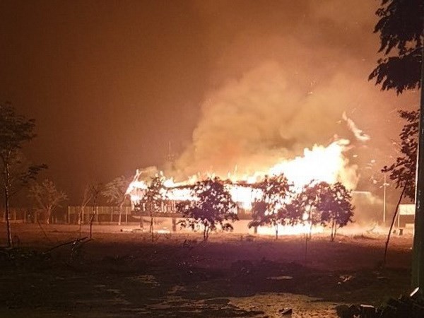 Nhà rông văn hóa trung tâm huyện Đăk Tô bị cháy. (Nguồn: Báo Kon Tum).