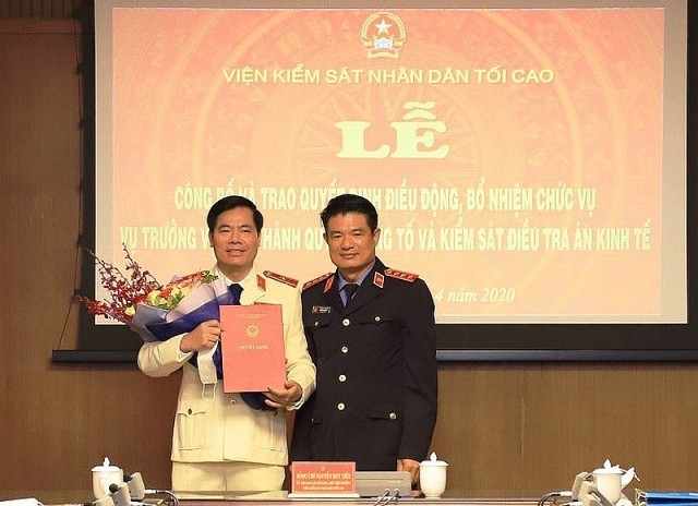 Ông Nguyễn Quang Dũng (trái) nhận quyết định bổ nhiệm. Ảnh: Viện KSND Tối cao.