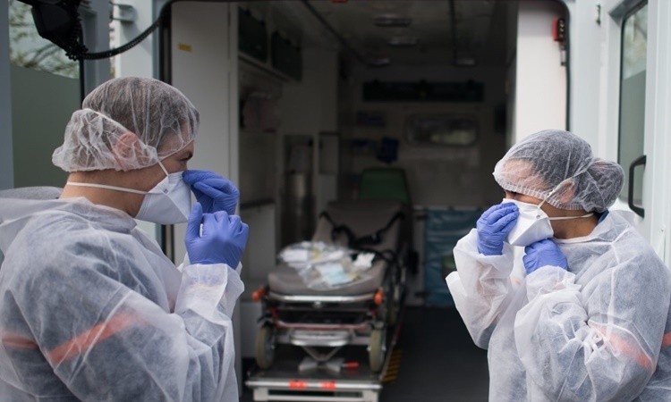 Hai nhân viên y tế chuẩn bị chăm sóc một bệnh nhân nhiễm nCoV tại bệnh viện Laennec ở Saint-Herblain, phía tây Pháp, ngày 7/4. Ảnh: AFP.