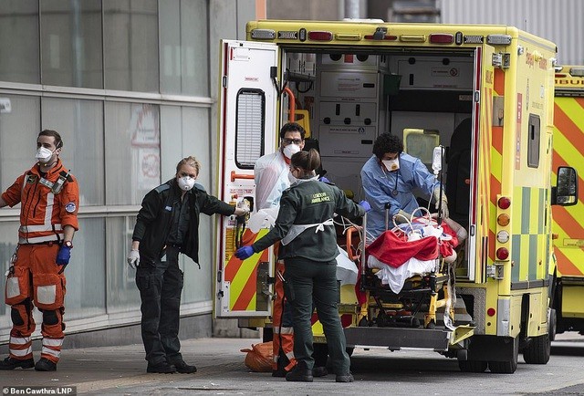 Một bệnh nhân đang được chuyển tới bệnh viện ở London, Anh (Ảnh: DM).