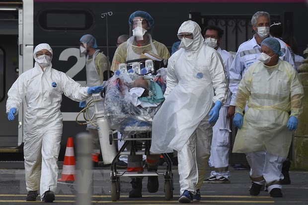 Nhân viên y tế chuyển bệnh nhân nhiễm COVID-19 tại Bordeaux, Tây Nam Pháp ngày 3/4/2020. (Nguồn: AFP/TTXVN).