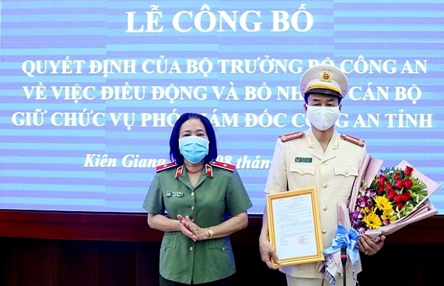 Thiếu tướng Đào Tuyết Minh, Giám đốc Công an tỉnh Kiên Giang trao quyết định cho Đại tá Đào Hải Đăng. Ảnh: CAND.
