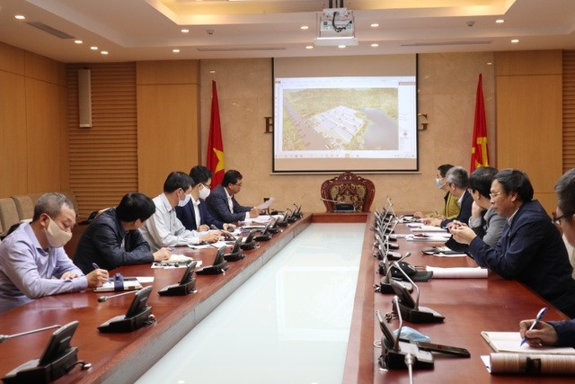 Thứ trưởng Bộ Xây dựng Lê Quang Hùng chủ trì cuộc họp lên phương án xây dựng bệnh viện dã chiến trong tình huống khẩn cấp.