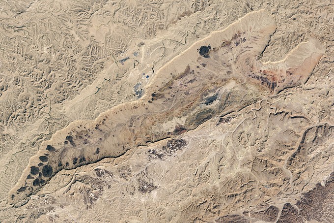 Hố trũng khổng lồ hình trái tim trên sa mạc Negev. Ảnh: NEO.