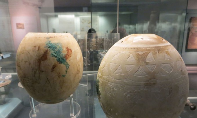 Trứng đà điểu trang trí trưng bài tại Bảo tàng Anh, London. Ảnh: CNN.