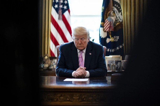 Tổng thống Mỹ Donald Trump tại buổi họp báo ngày 10/4, khi ông thừa nhận việc có mở cửa lại nền kinh tế hay không sẽ là "quyết định lớn nhất của cuộc đời". Ảnh: NYT.