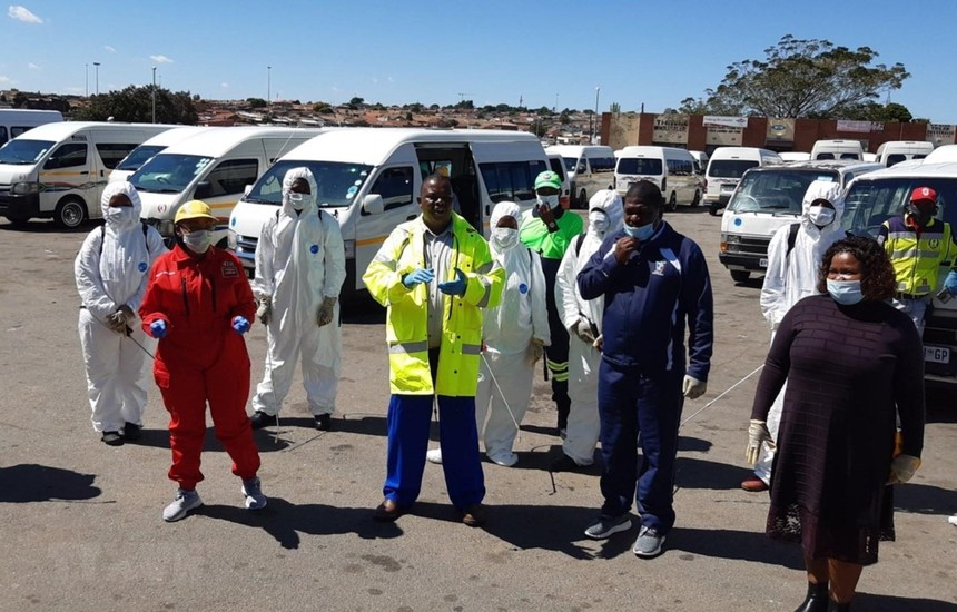 Lực lượng y tế Nam Phi chuẩn bị tiến hành xét nghiệm COVID-19 tại một khu dân cư tại ngoại ô thành phố Johannesburg. (Ảnh: Phi Hùng/TTXVN).