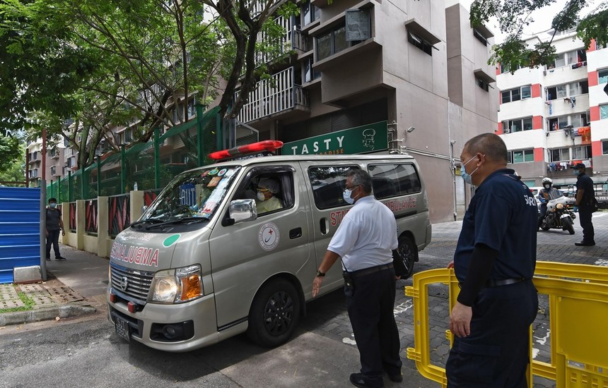 Xe cứu thương đỗ bên ngoài một khu nhà tập thể ở Singapore trong bối cảnh dịch COVID-19 bùng phát. (Ảnh: THX/TTXVN).